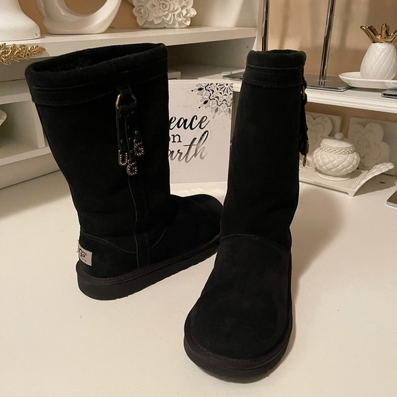 Ugg’s beautiful boots with very unique design - Picture 2 of 14